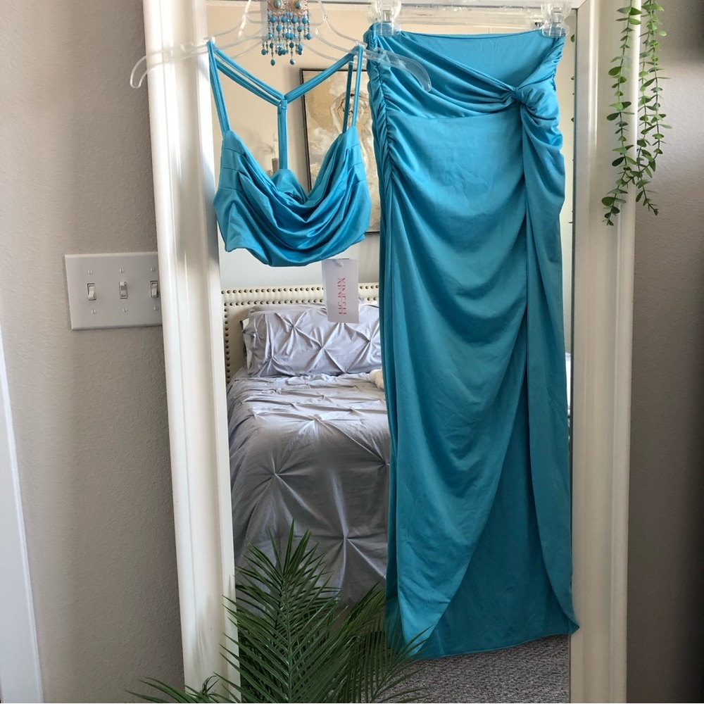 NWT! Beautiful turquoise two pc. skirt and crop top SZ XS